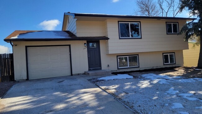 Photo - 4 Bedroom, 1.75 Bathroom - Freshly Updated! Available Now!