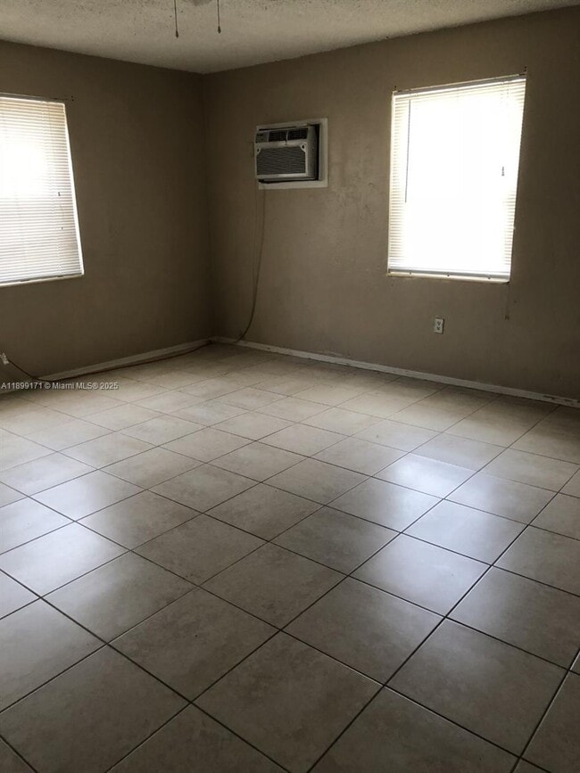 Photo - 1915 Fletcher St Unidad W2