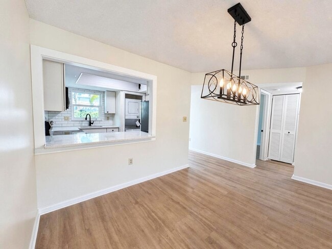 325 Charlemagne Blvd
