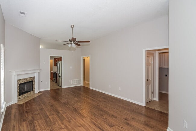 Photo - 824 W E Ross Pkwy