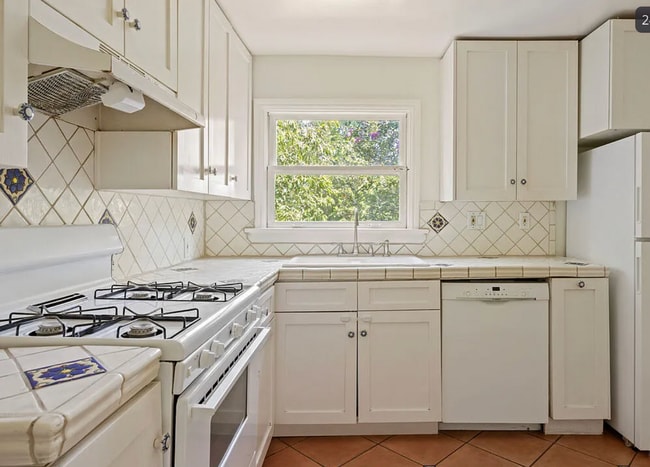 Photo - 832 Robinson St