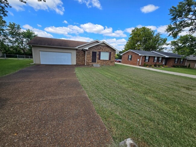 Building Photo - 3/2 One Level Home w/ Spacious, Level Lot!