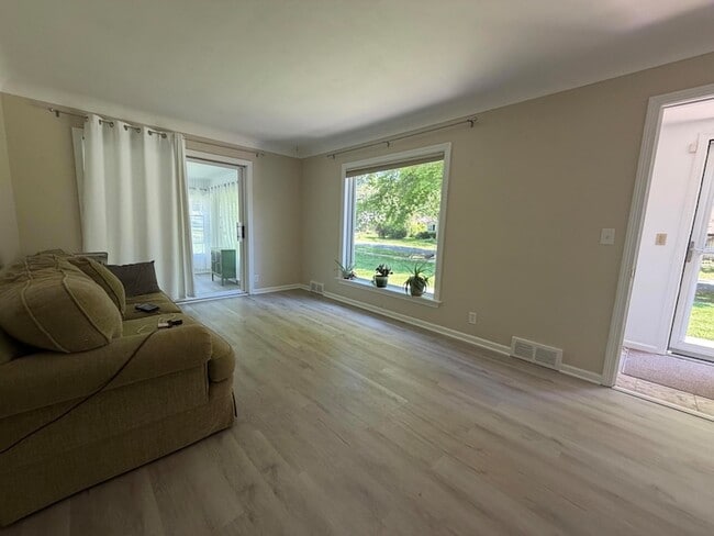 Photo - 731 Jenks Blvd
