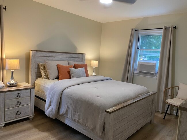 Cama tamaño queen - 18 Prospect St