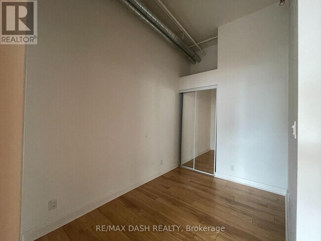 Photo - 700 King St W Unit 416