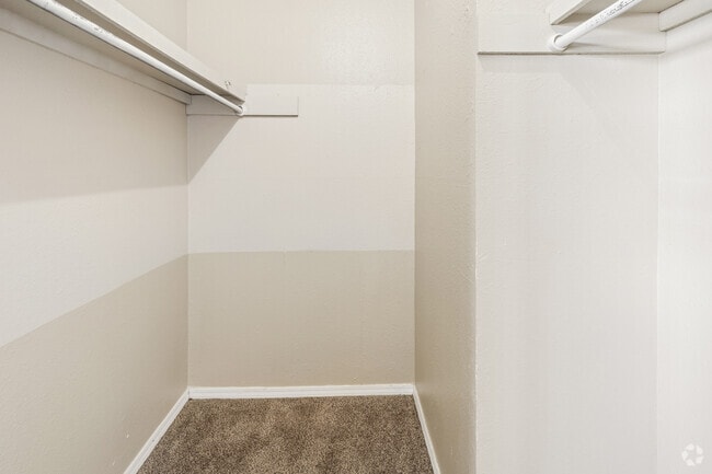 2BR, 1.5BA - 829SF - Closet