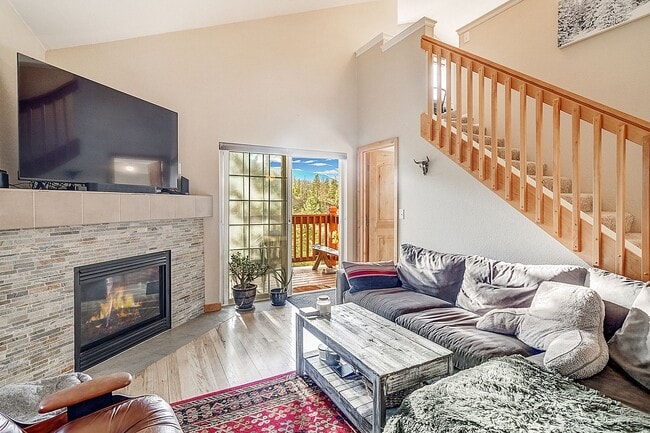 Building Photo - Updated 3bed/3bath! 1 car garage! Heat inc... Rental