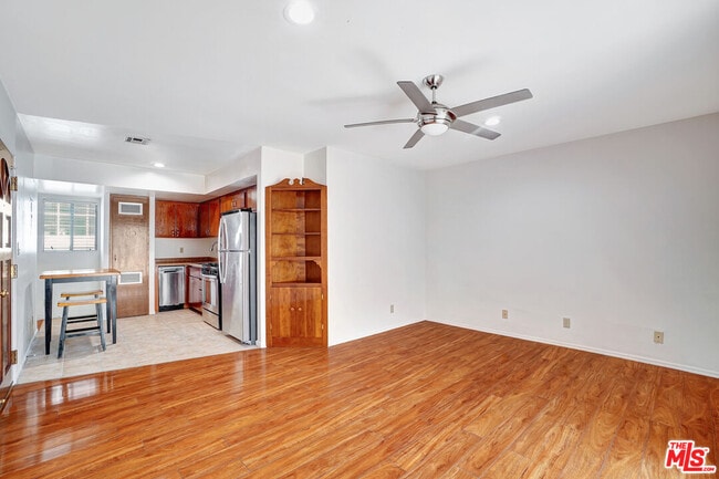 Building Photo - 1824 S Barrington Ave Unit A Rental