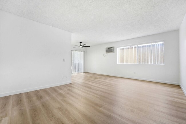 Photo - 930 N Martel