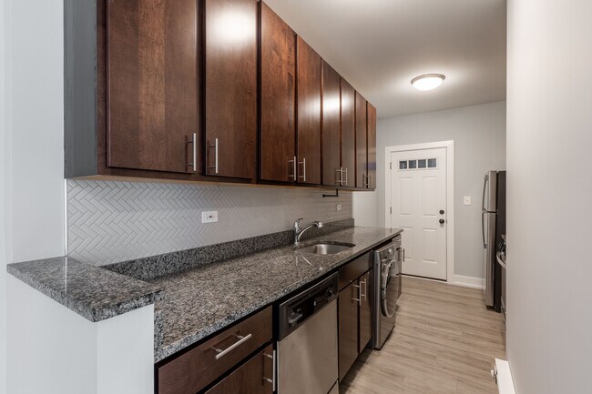 Building Photo - 705 W Brompton Ave Unit 3