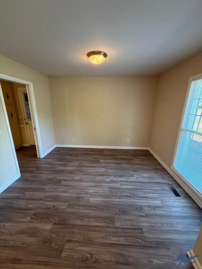 Photo - 1600 Parklawn Dr