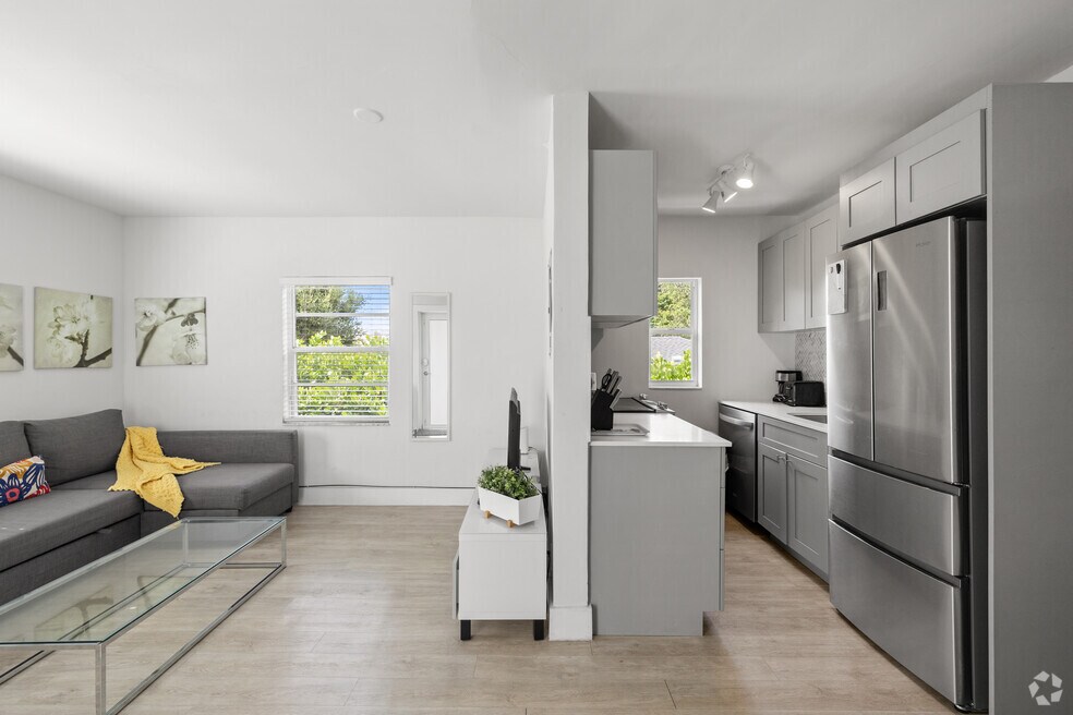 2BR, 2BA - 710SF - Kitchen/ Living Room