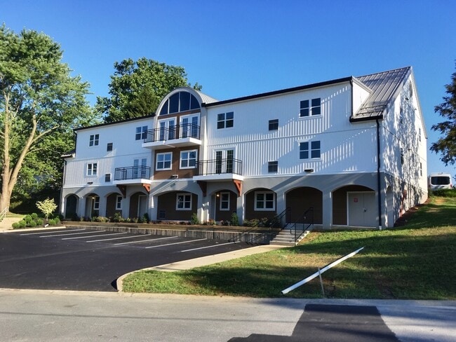 Building Photo - GKM 316 Primrose Rental