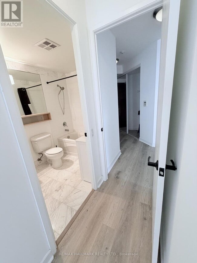 Photo - 85 Bloor St E Unit 602