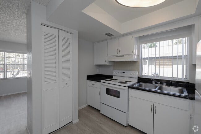 2BR, 2BA - 838SF - Kitchen - Cedar Hollow Apartments