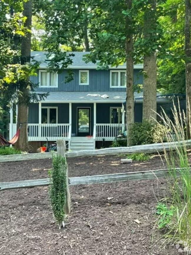 Building Photo - 3 Bedroom || 3 Bathroom Home with Basement...