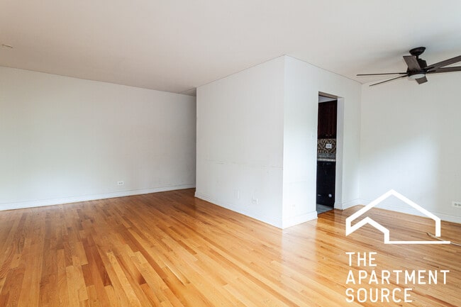 Photo - 3710 N Pine Grove Ave Unit 401