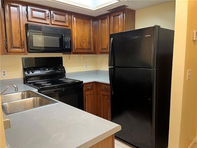 Photo - 1002 Dr