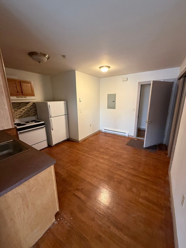 Photo - 279 N Main St (Winchester, CT)