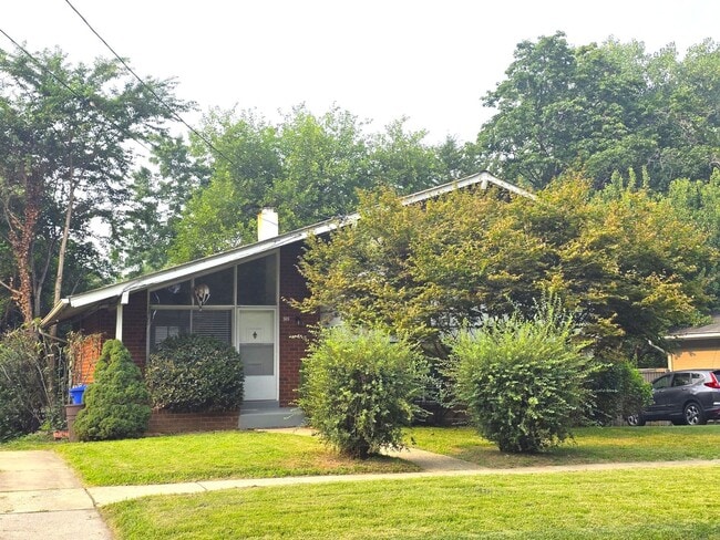 Building Photo - Updated 3BR, 2BA with Screened in Porch in Close in Rockville/Kensington!!