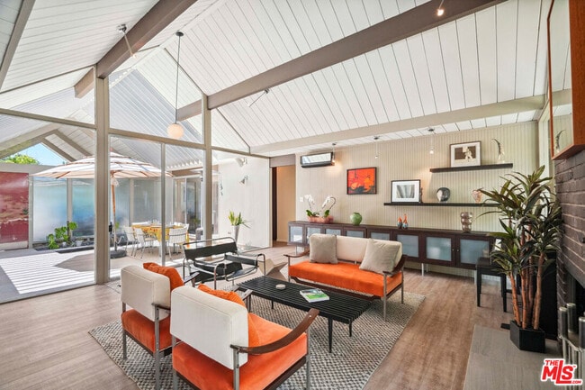 Photo - 1568 Stoddard Ave