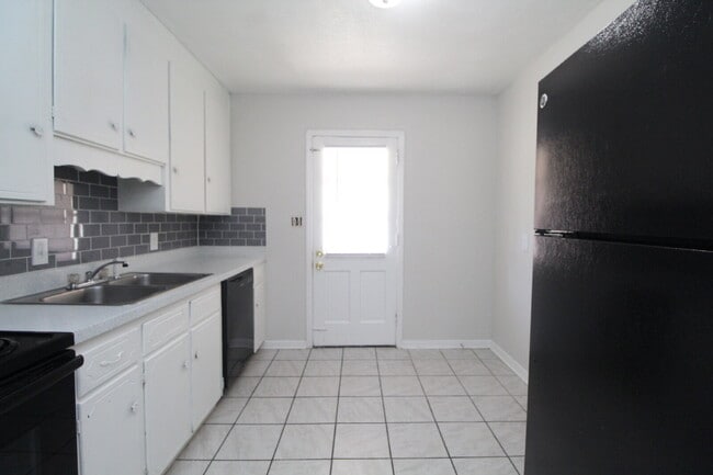 Photo - North Pensacola 2BR Duplex Near UWF & I-10 with All-Electric Living, Eat-In Kitchen & Washer/Drye... Unidad I1