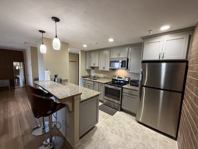 Photo - Modern & furnished studio unit available NOW! Unit #815