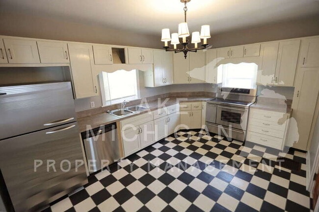 Photo - 841 Capen St NE