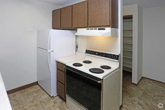2BR, 1BA - 900 SF