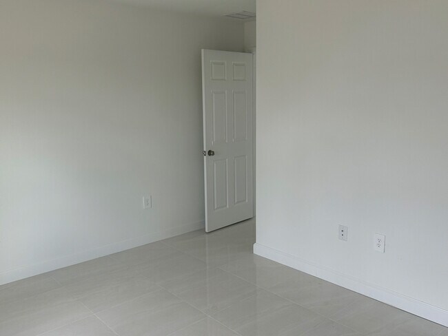 Photo - 2409-2411 Churchill Ave N Unit 2411