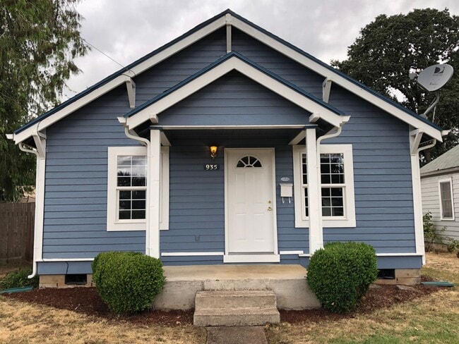 Comfortable 3-Bedroom Home with Huge Backy... - Comfortable 3-Bedroom Home with Huge Backy...