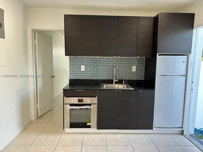 Building Photo - 301 9th St Unit 1
