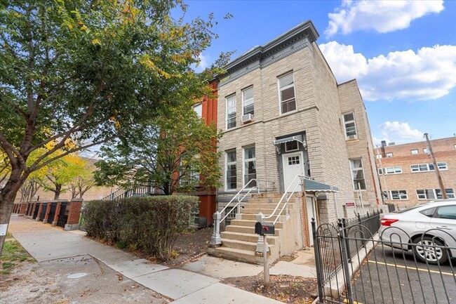 Building Photo - 229 S Racine Ave Unit #2