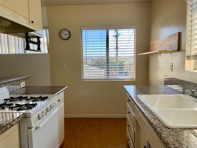 Building Photo - 1511 Artesia Blvd Unit 4 Rental