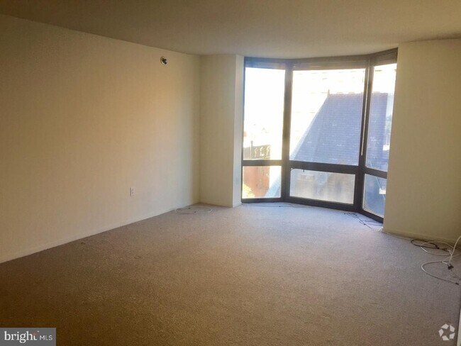 Building Photo - 2020 Walnut St Unit 8J Rental