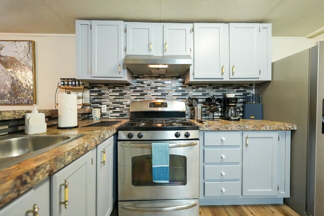 Cozy Fully Furnished 2-Bed with a Movie Ro... - Cozy Fully Furnished 2-Bed with a Movie Ro... Apartment Unit 5