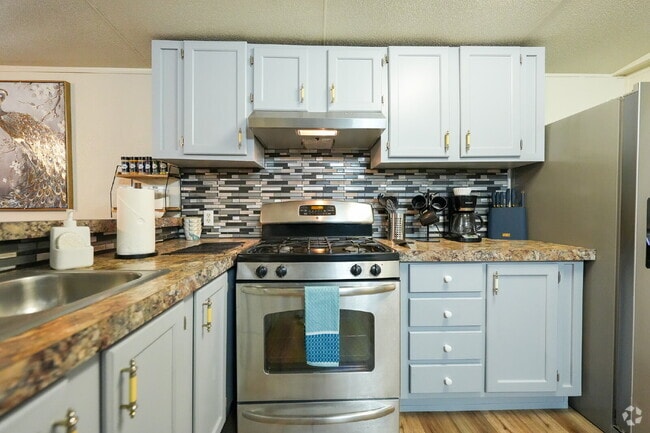 Building Photo - Cozy Fully Furnished 2-Bed with a Movie Ro... Unit 5 Rental