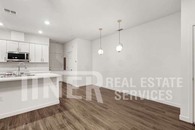 Photo - 3011 Mesmerizing Walk