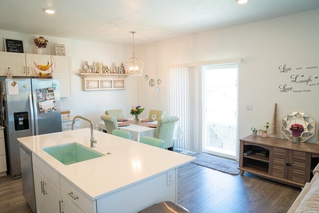 Photo - 1216 S Raintree Ln