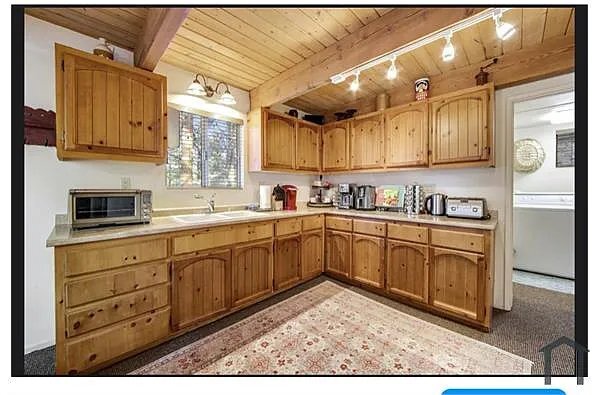 2017 Manzanita Ln