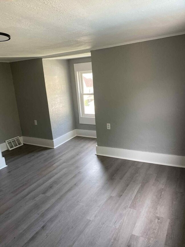 Newly Updated Spacious 5 bedroom 2 bathroo... - Newly Updated Spacious 5 bedroom 2 bathroo... House