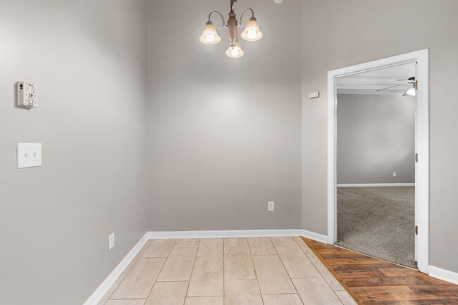 Photo - 119 Daventry Ln