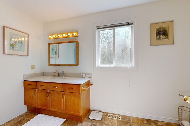 Photo - 103 Bruce St S