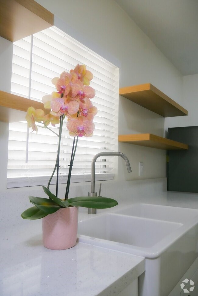 Building Photo - 1316 N Hollywood Way Unit A Rental