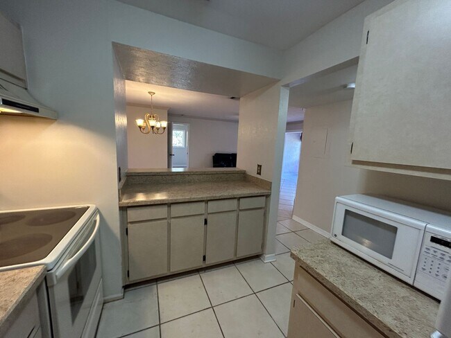 2/2 Ground Floor Condo off Island Park Rd