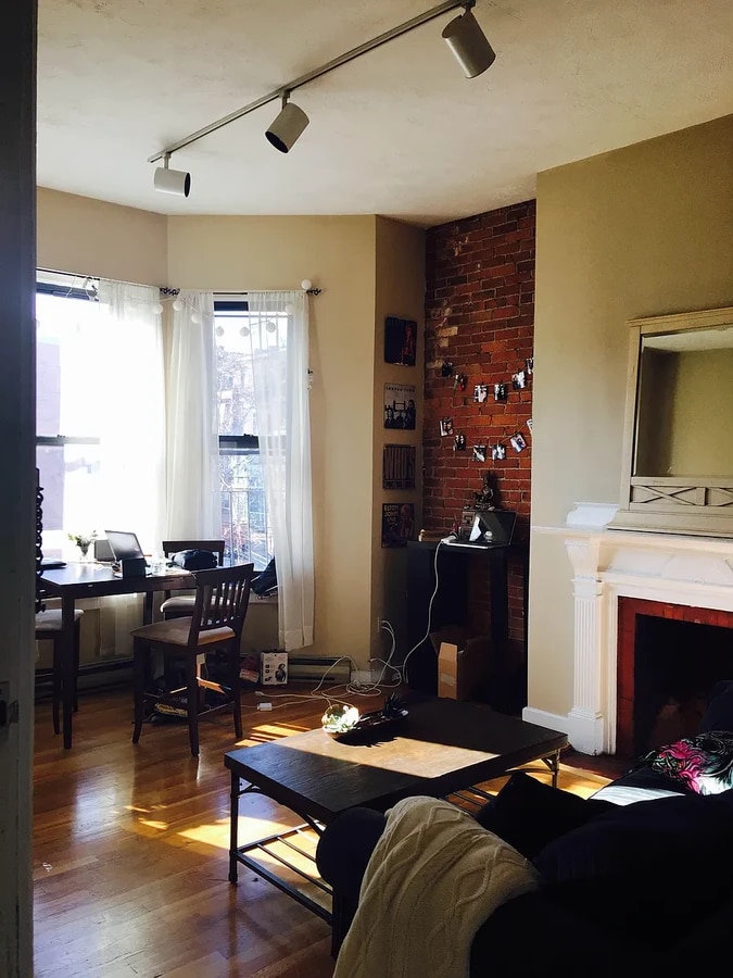 Photo - 47 Hereford St Unidad 1R Rental