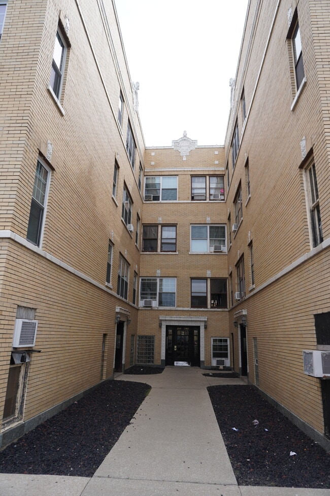 Building Photo - 6318-24 W Cermak Rd Unit 6324-2N