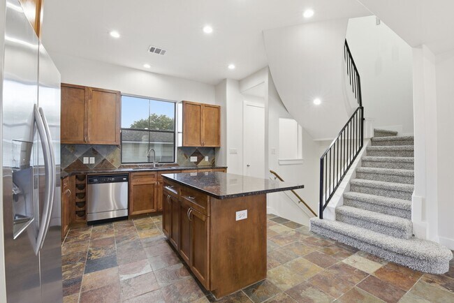 Photo - 2028 Tuam St