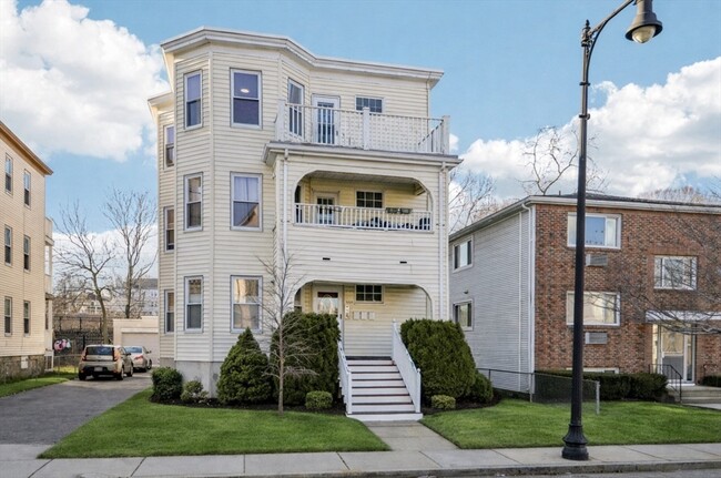 Building Photo - 559 Hyde Park Ave