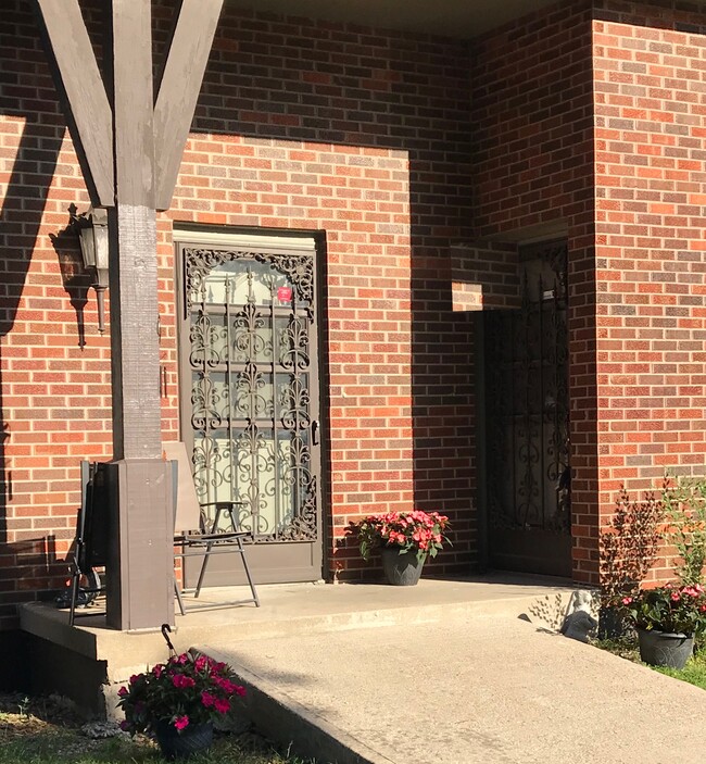 Photo - 220 NW Highland Ln